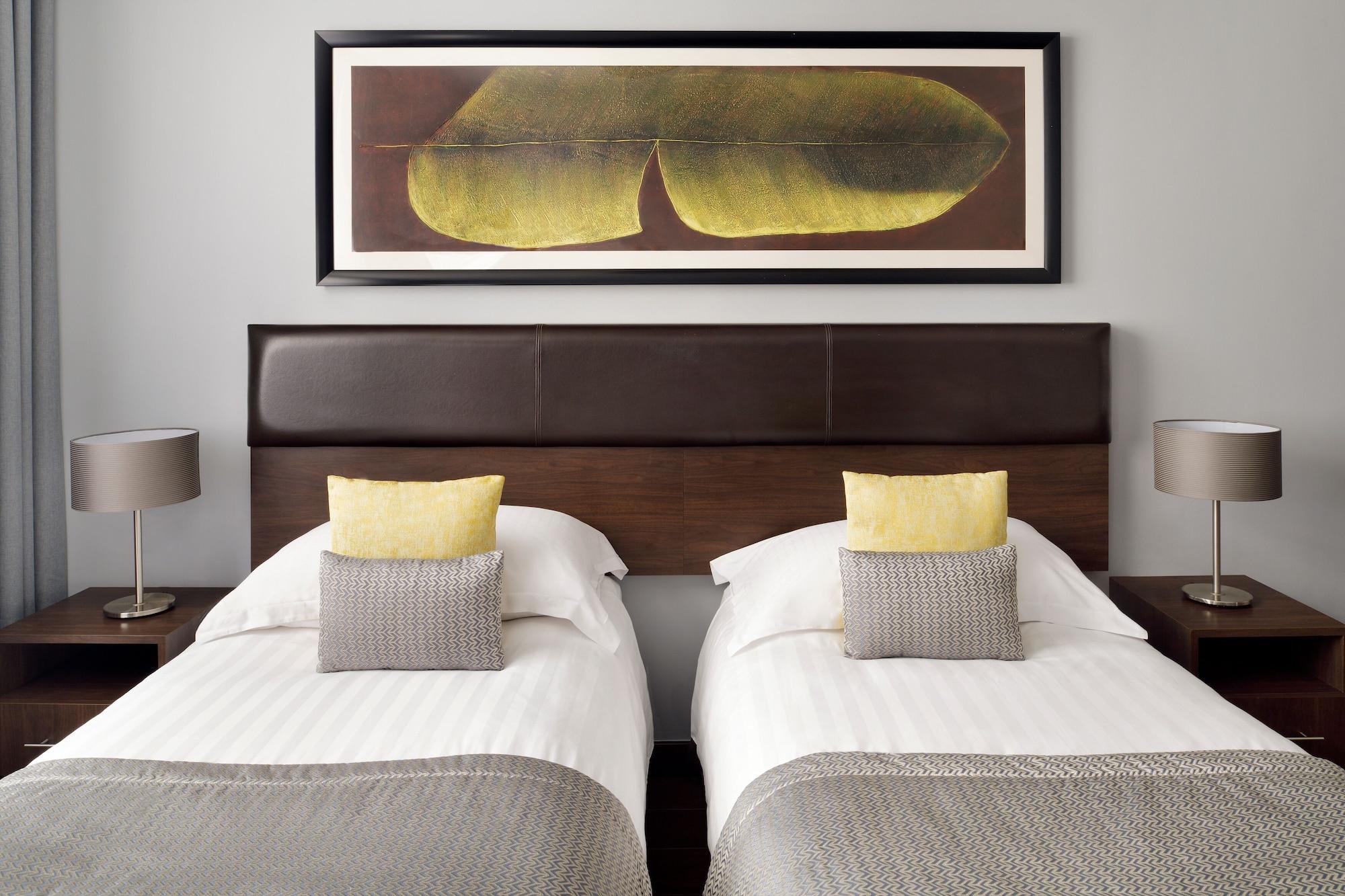 Moevenpick Hotel Apartments Al Mamzar Dubai Luaran gambar Artwork by David Ascoli