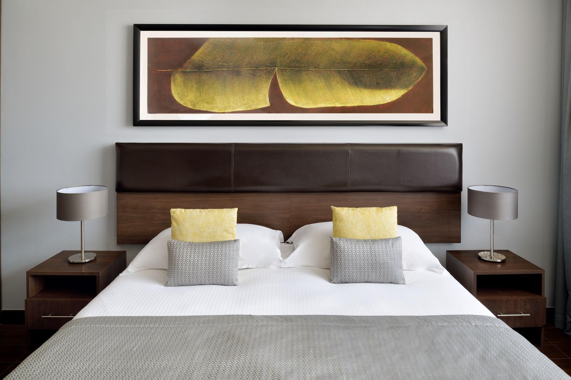 Moevenpick Hotel Apartments Al Mamzar Dubai Luaran gambar A bedroom at the hotel