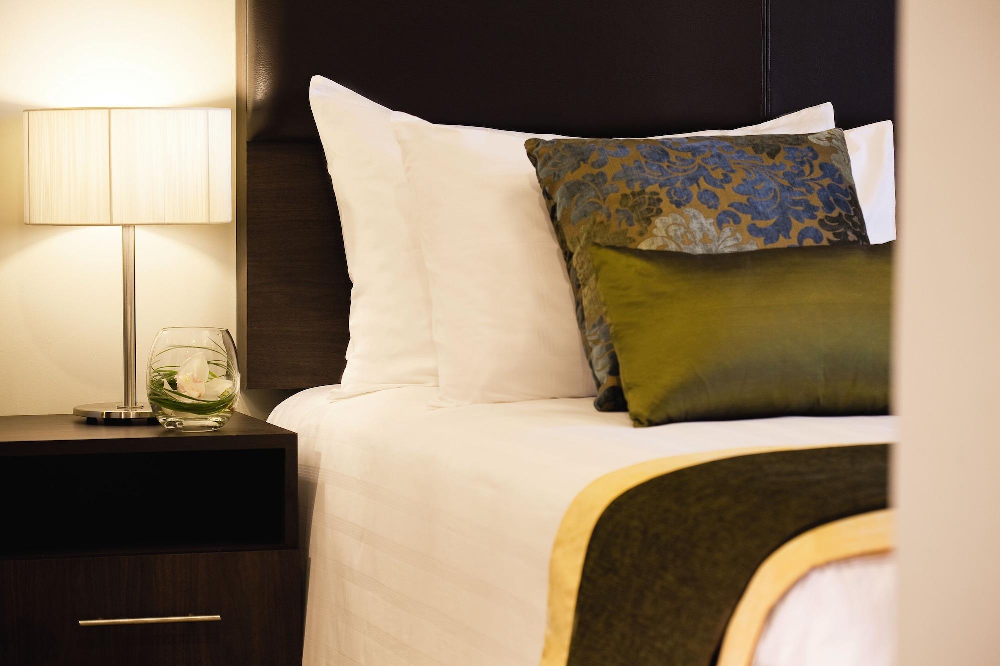Moevenpick Hotel Apartments Al Mamzar Dubai Luaran gambar A bed with a throw