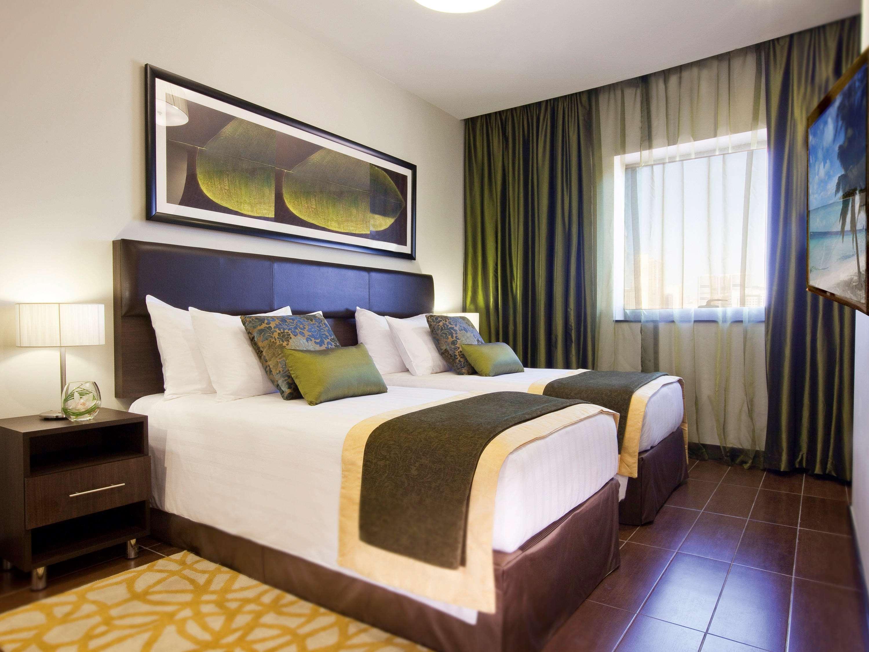 Moevenpick Hotel Apartments Al Mamzar Dubai Luaran gambar A bedroom at the hotel