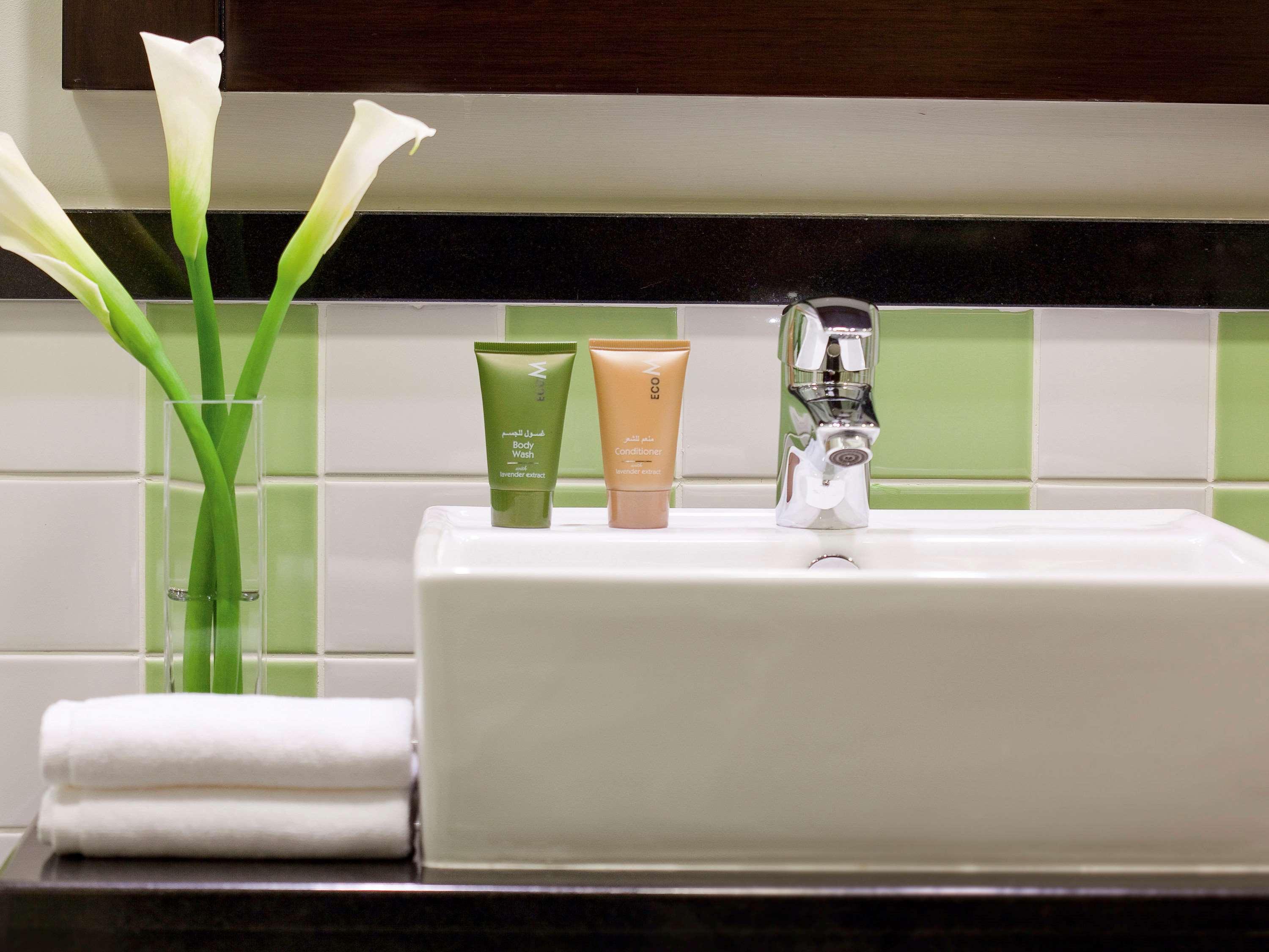 Moevenpick Hotel Apartments Al Mamzar Dubai Luaran gambar Bathroom amenities