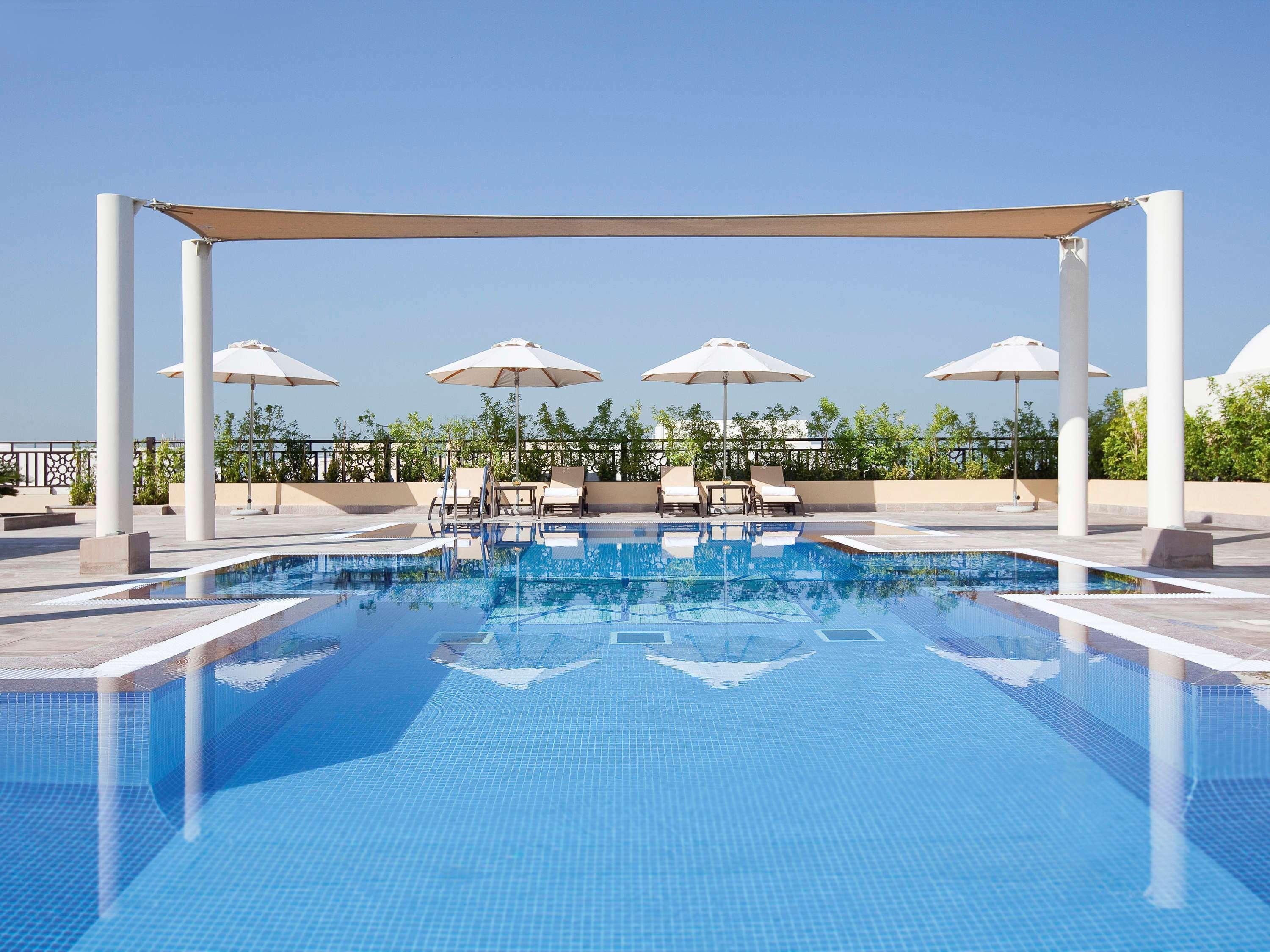 Moevenpick Hotel Apartments Al Mamzar Dubai Luaran gambar Rooftop pool at the hotel