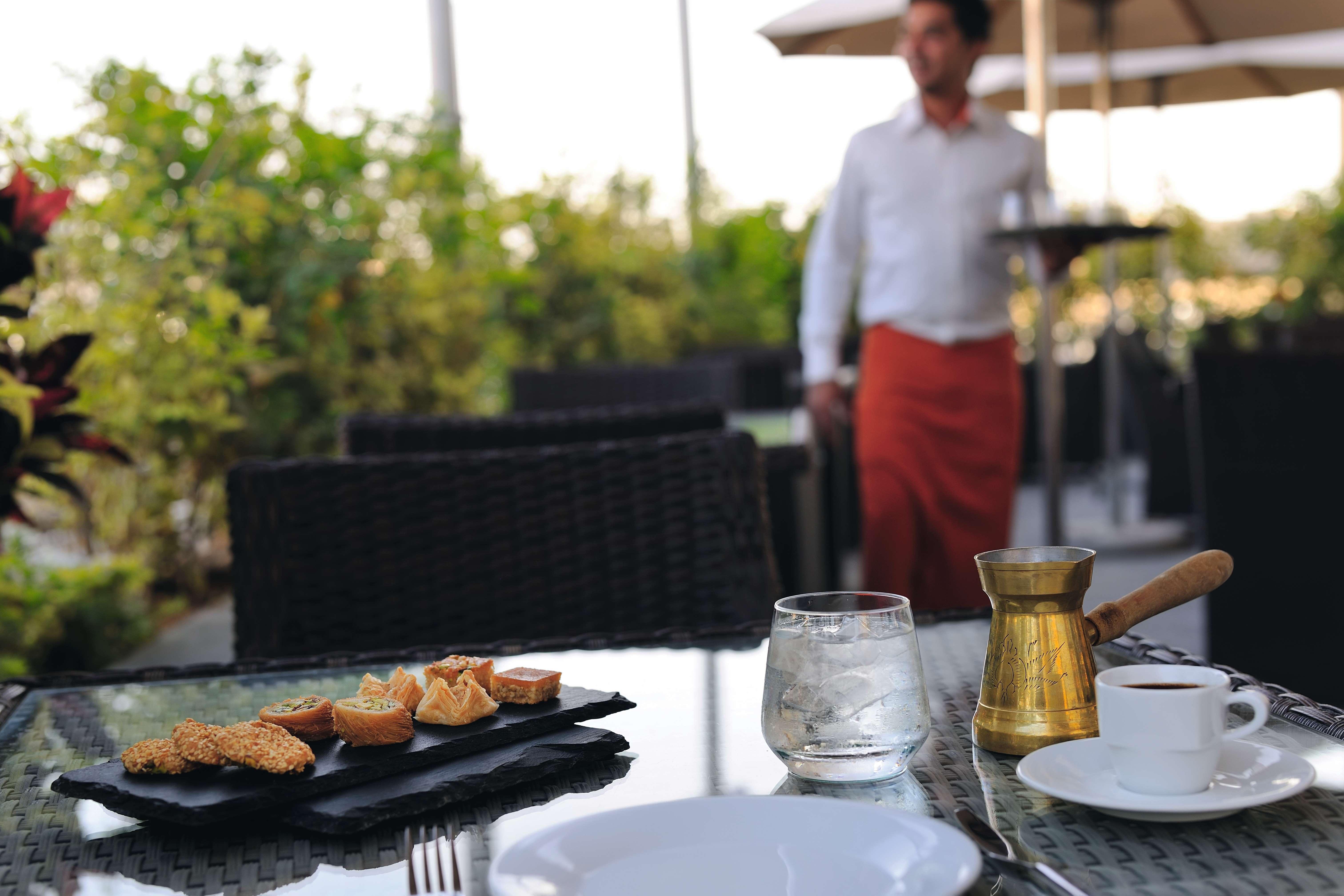 Moevenpick Hotel Apartments Al Mamzar Dubai Luaran gambar A waiter at work