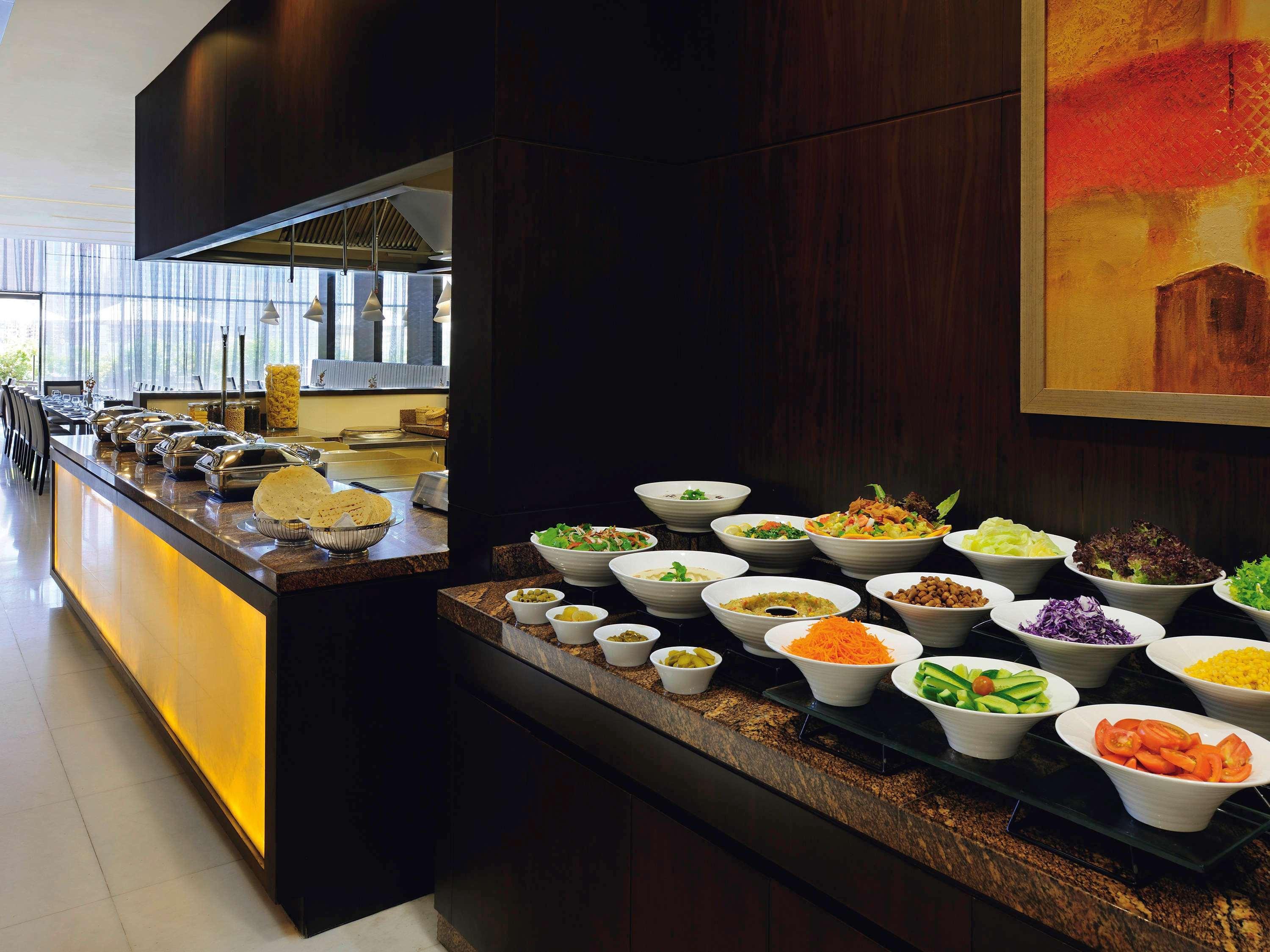 Moevenpick Hotel Apartments Al Mamzar Dubai Luaran gambar A salad bar