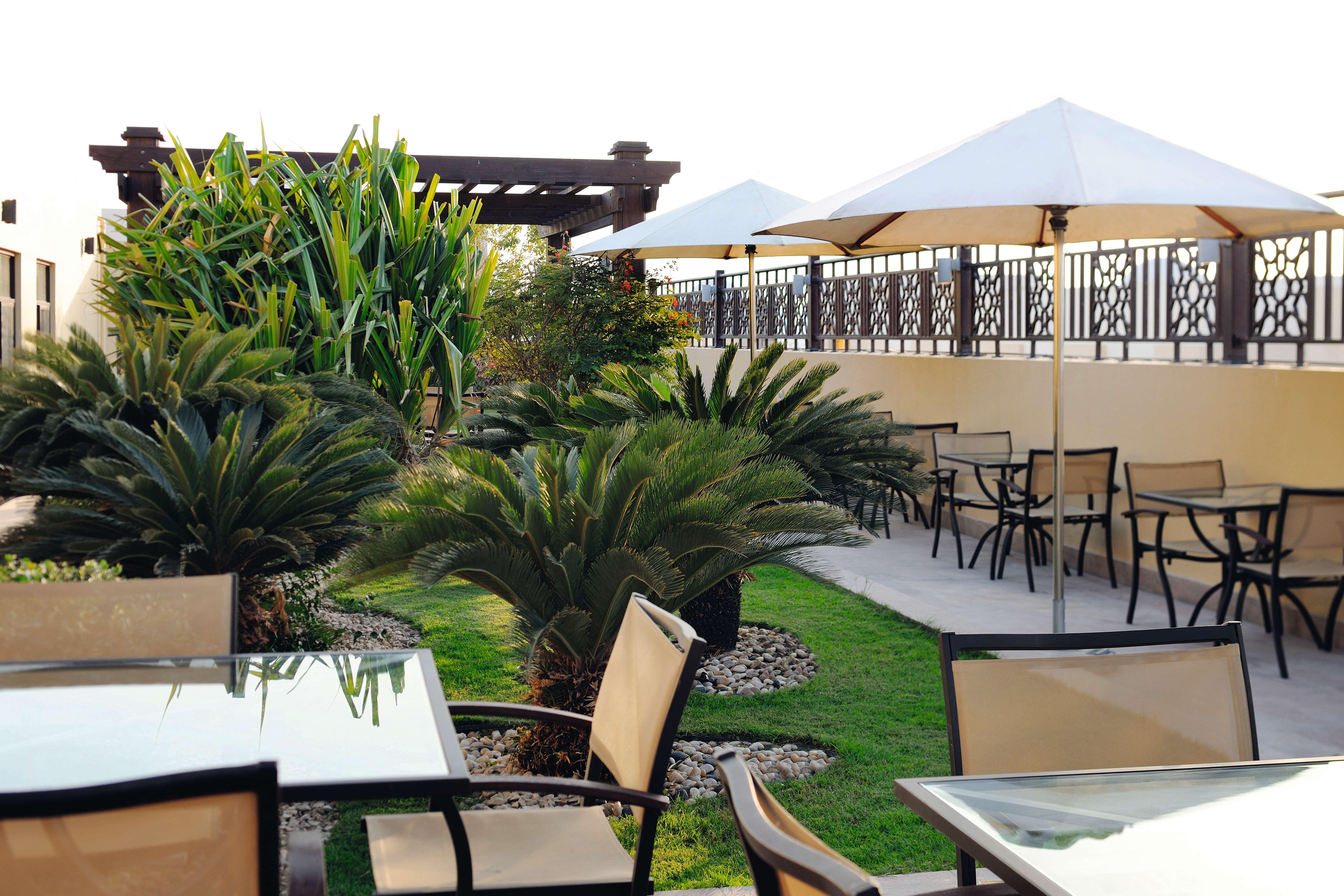 Moevenpick Hotel Apartments Al Mamzar Dubai Luaran gambar The rooftop garden at the hotel