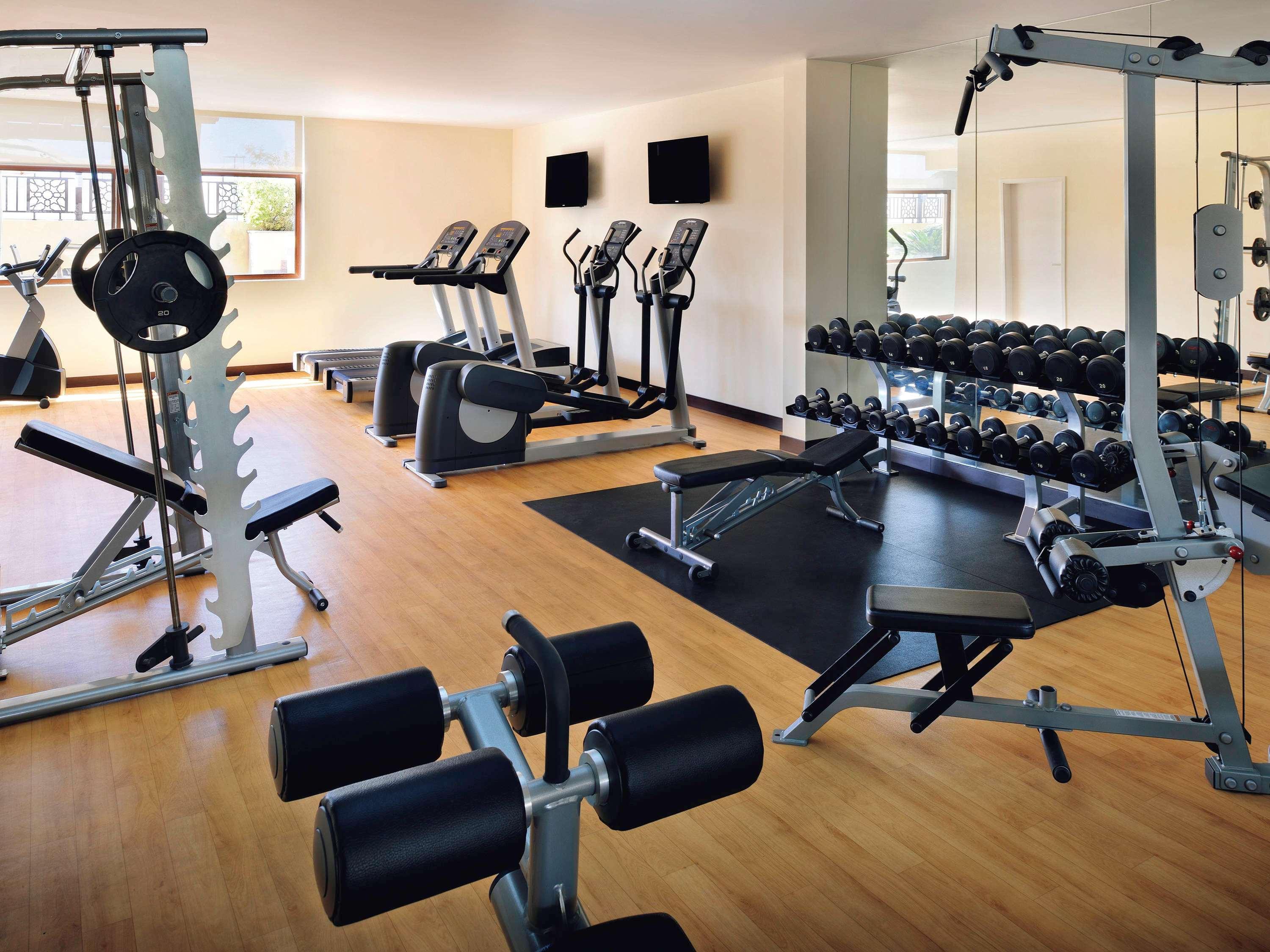 Moevenpick Hotel Apartments Al Mamzar Dubai Luaran gambar A typical gym