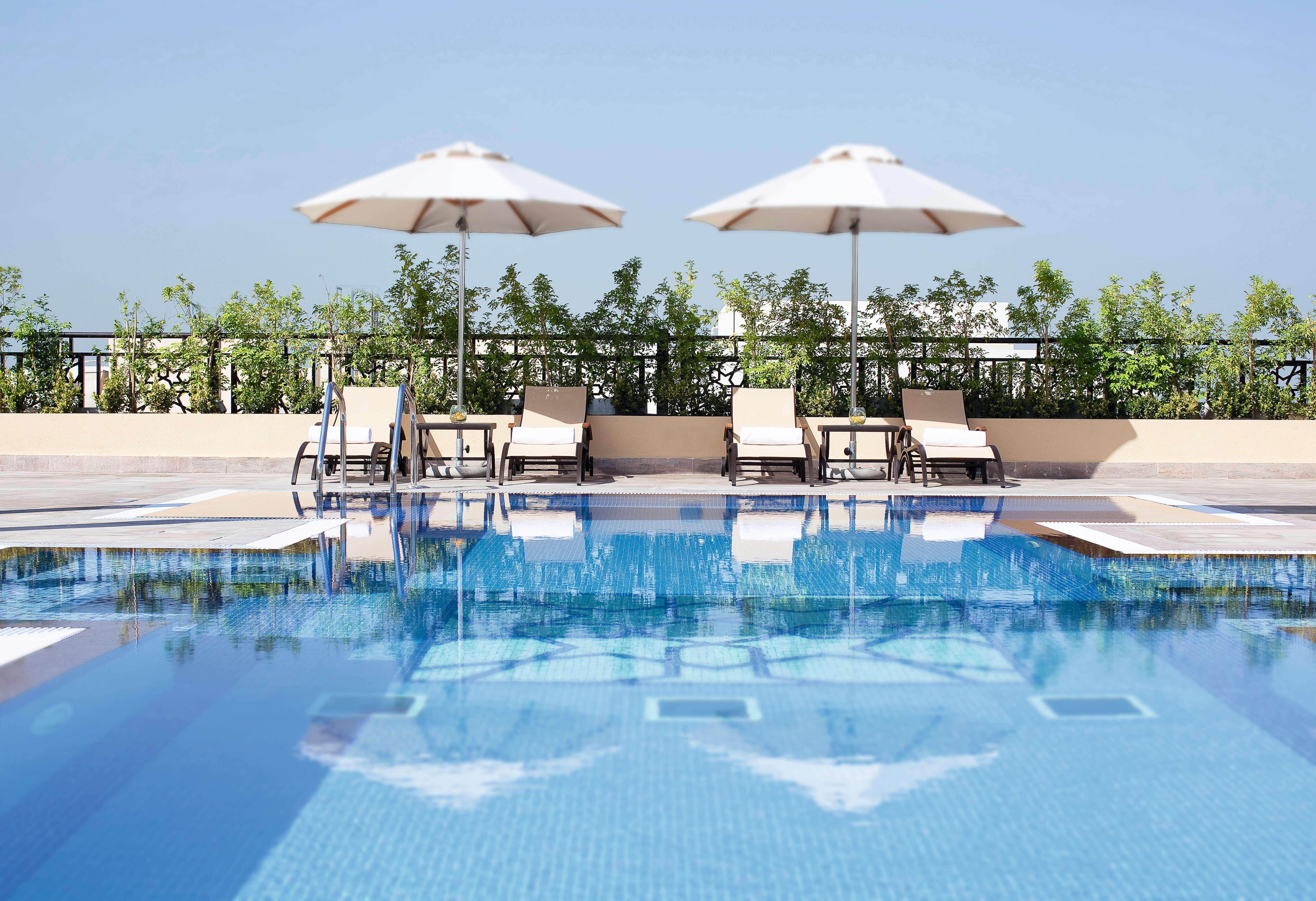 Moevenpick Hotel Apartments Al Mamzar Dubai Luaran gambar Rooftop pool