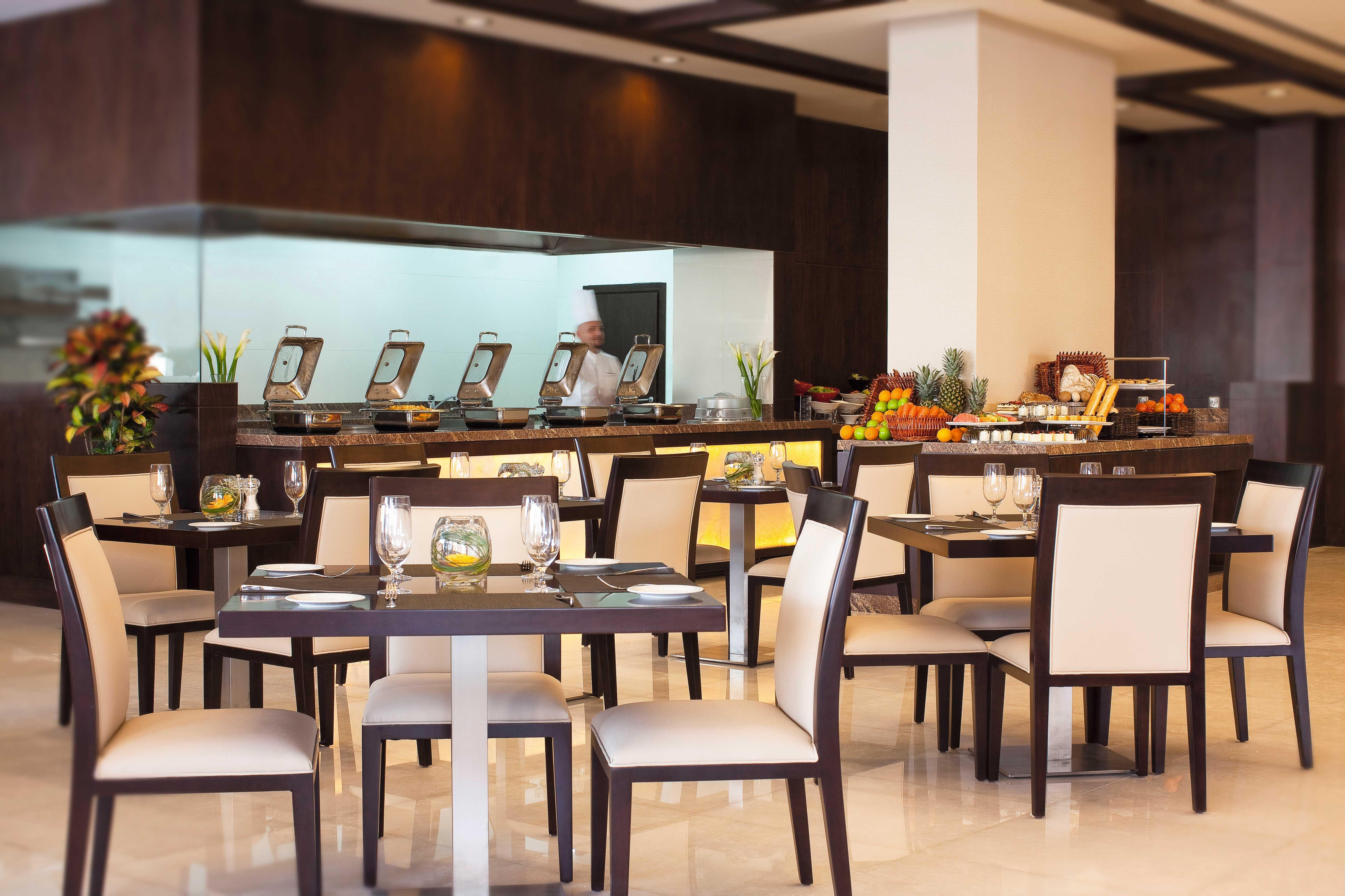 Moevenpick Hotel Apartments Al Mamzar Dubai Luaran gambar The restaurant