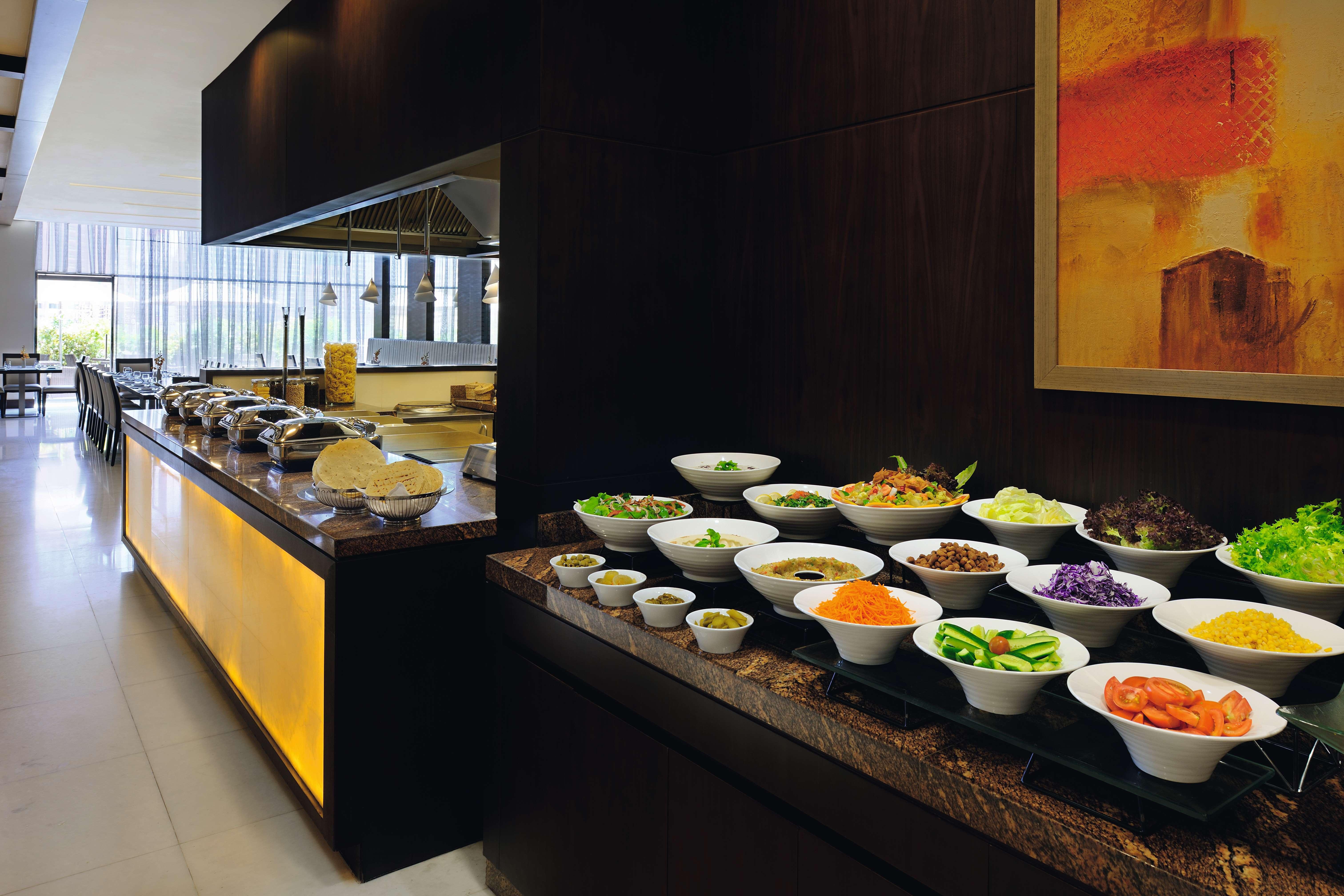 Moevenpick Hotel Apartments Al Mamzar Dubai Luaran gambar A salad bar