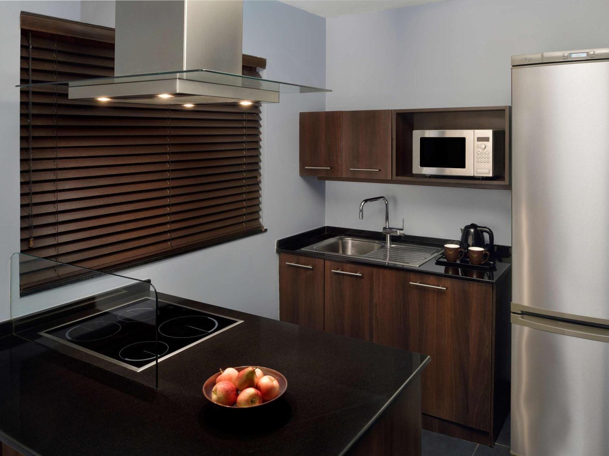 Moevenpick Hotel Apartments Al Mamzar Dubai Luaran gambar A modern kitchen