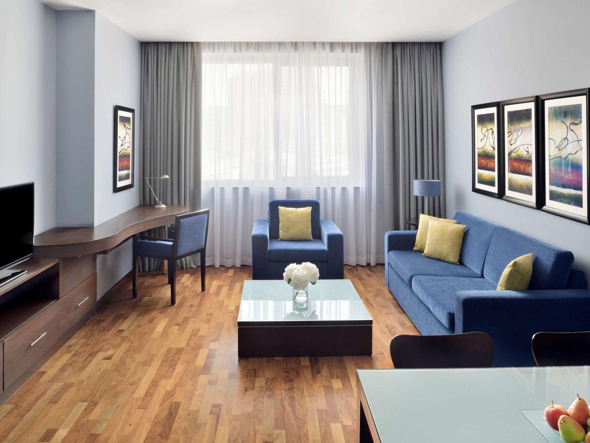 Moevenpick Hotel Apartments Al Mamzar Dubai Luaran gambar A living room