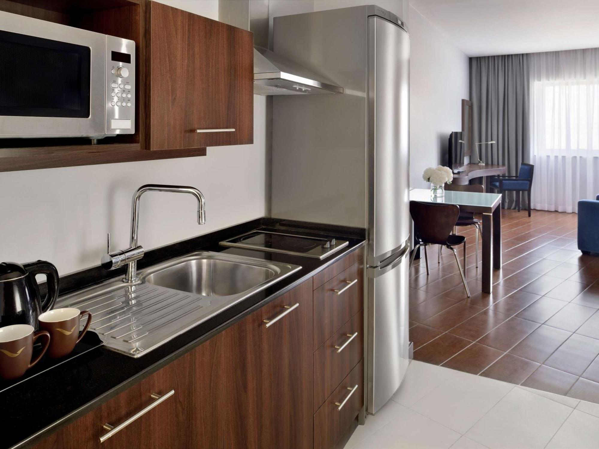 Moevenpick Hotel Apartments Al Mamzar Dubai Luaran gambar Kitchenette