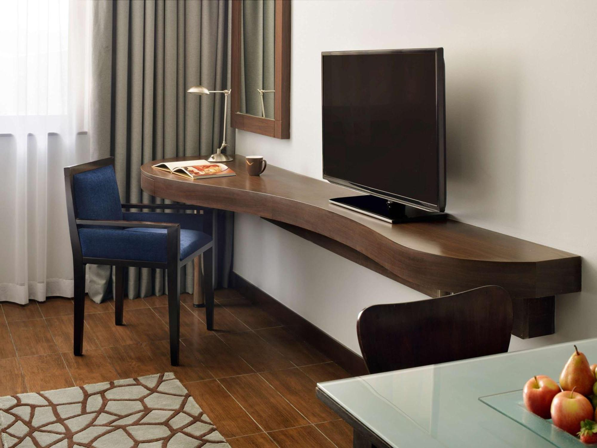 Moevenpick Hotel Apartments Al Mamzar Dubai Luaran gambar A television in a hotel room