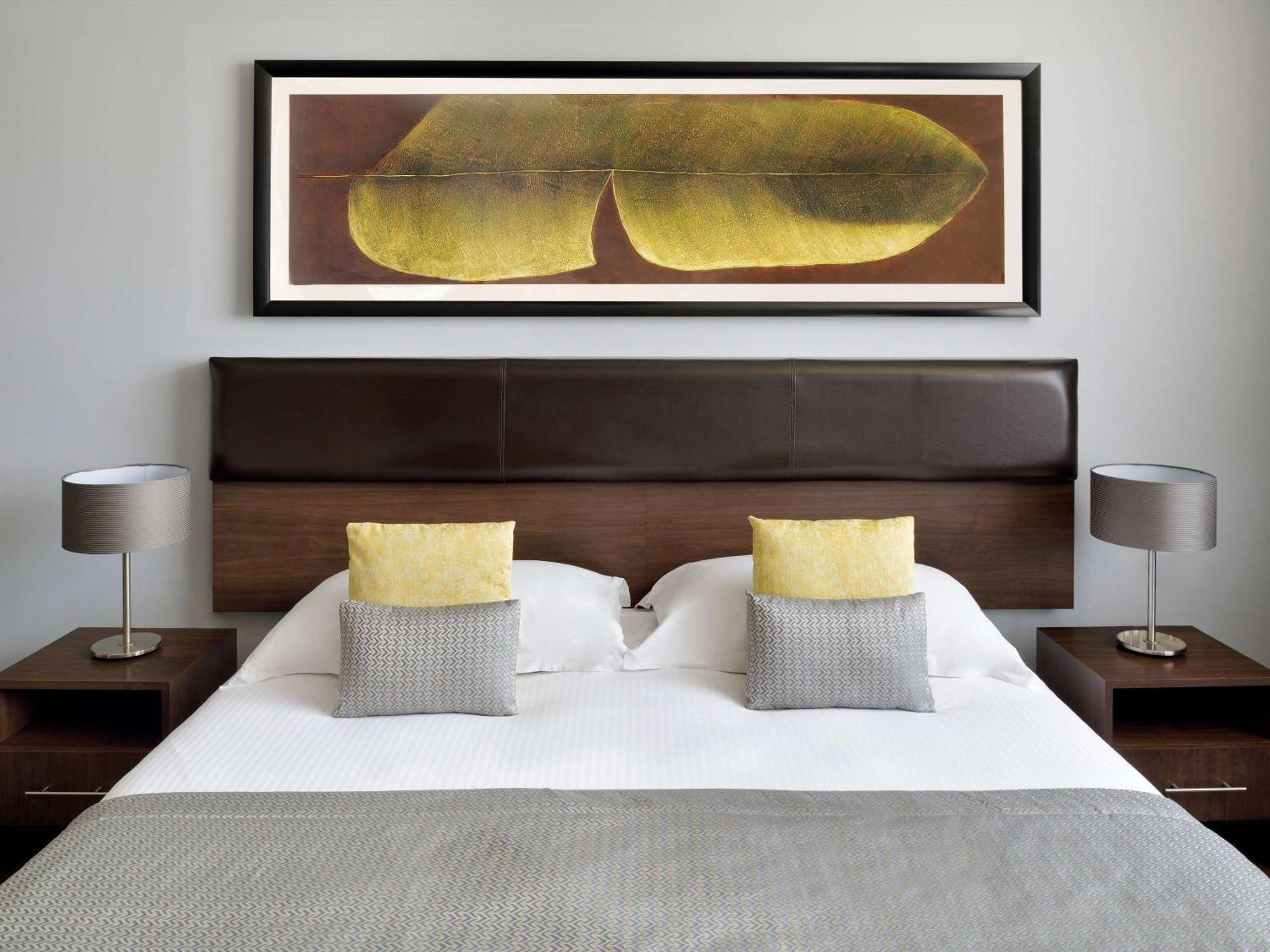 Moevenpick Hotel Apartments Al Mamzar Dubai Luaran gambar A bedroom at the hotel