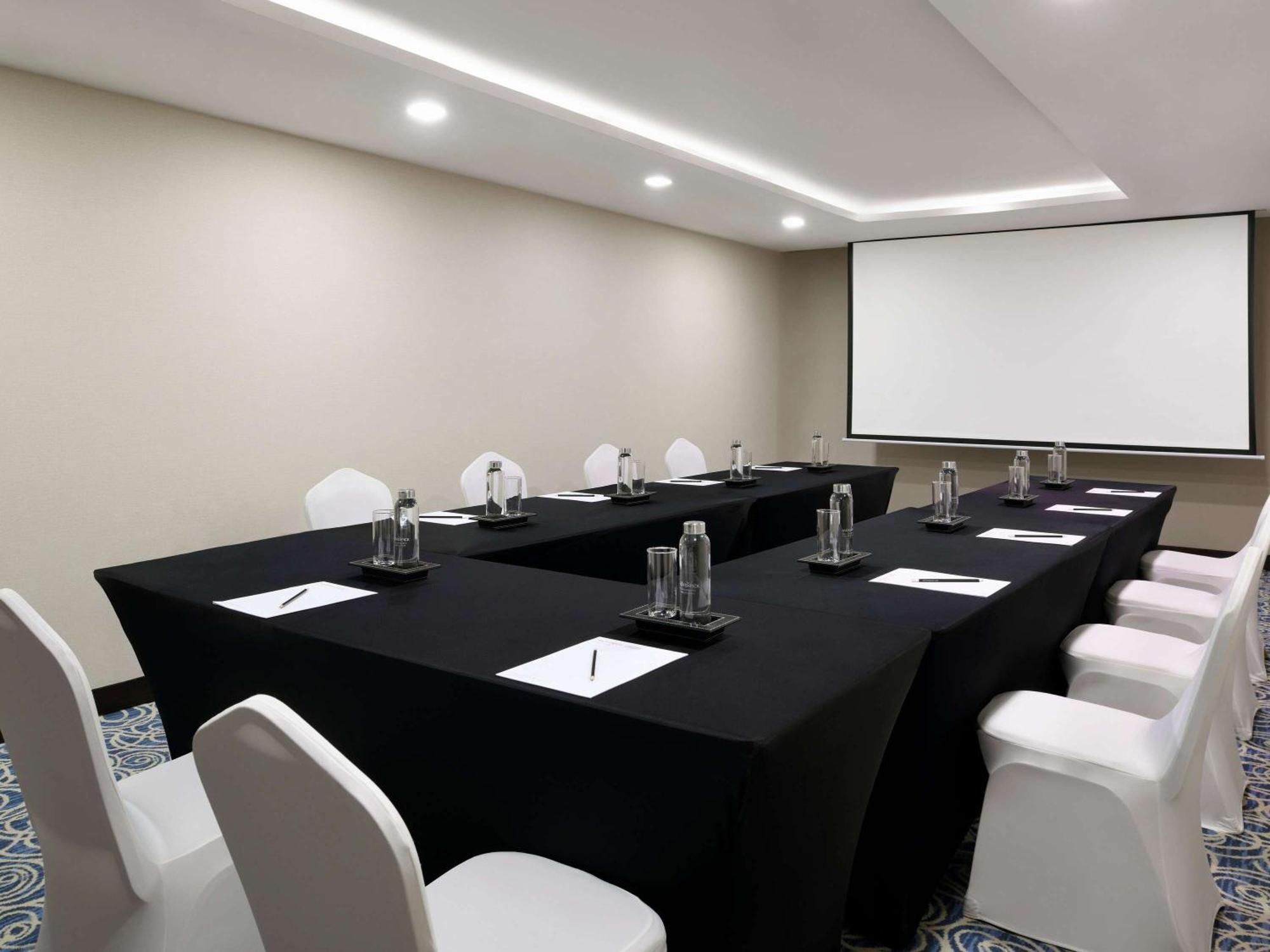 Moevenpick Hotel Apartments Al Mamzar Dubai Luaran gambar Meeting room