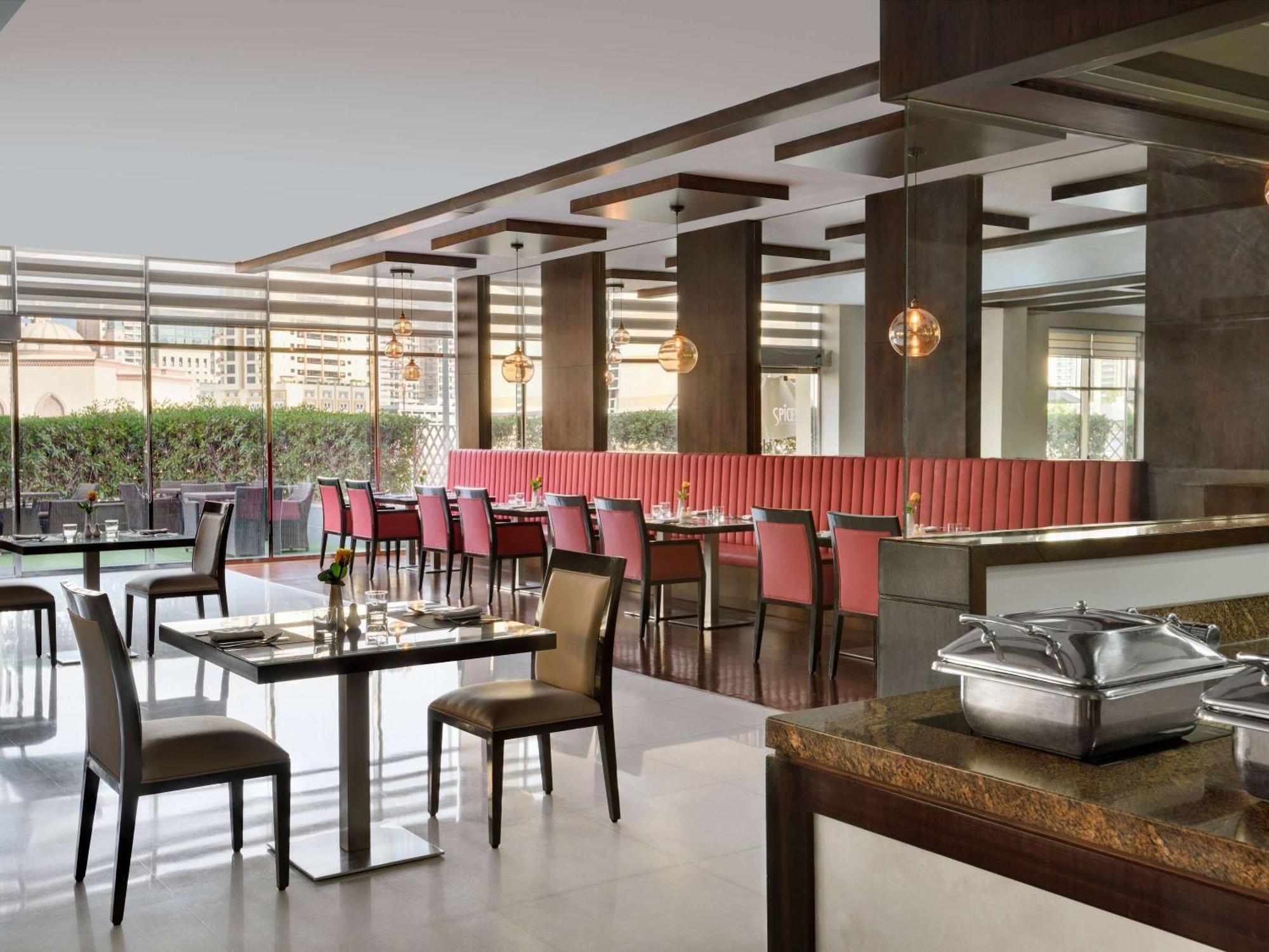 Moevenpick Hotel Apartments Al Mamzar Dubai Luaran gambar The restaurant
