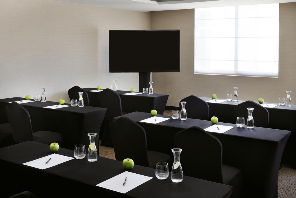 Moevenpick Hotel Apartments Al Mamzar Dubai Luaran gambar Meeting room