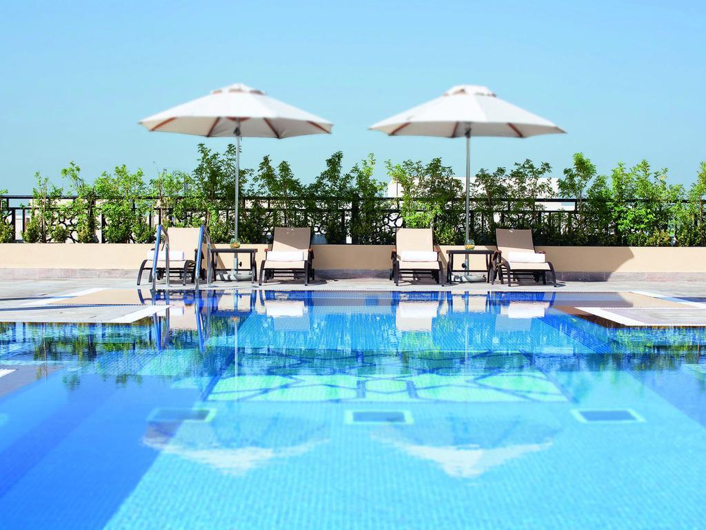 Moevenpick Hotel Apartments Al Mamzar Dubai Luaran gambar The swimming pool at the hotel